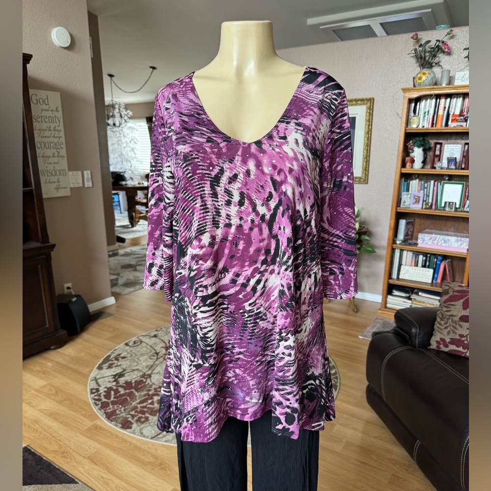 Only 9 purple, black & white short sleeve Vneck blouse-size 1X